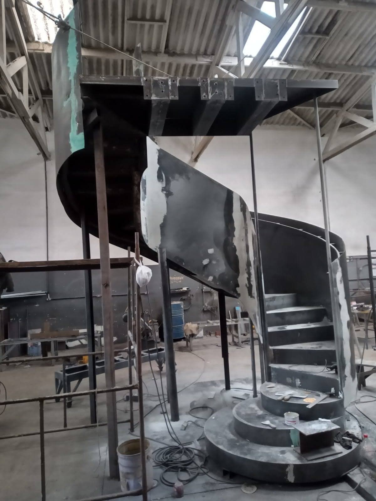 Escada Caracol Metálica Moderna - Acompanhamento Foto 2