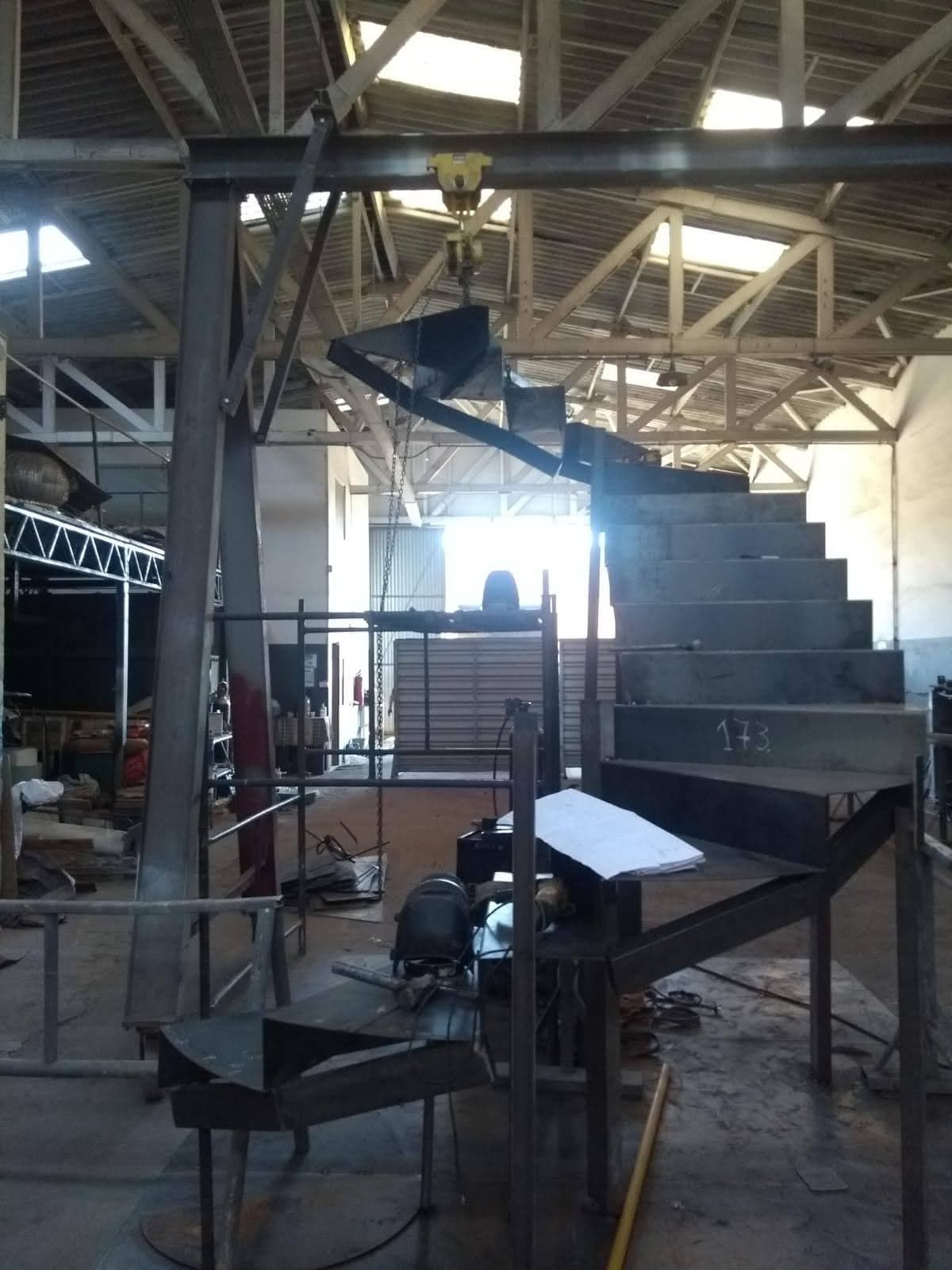 Escada Caracol Metálica Moderna - Acompanhamento Foto 6