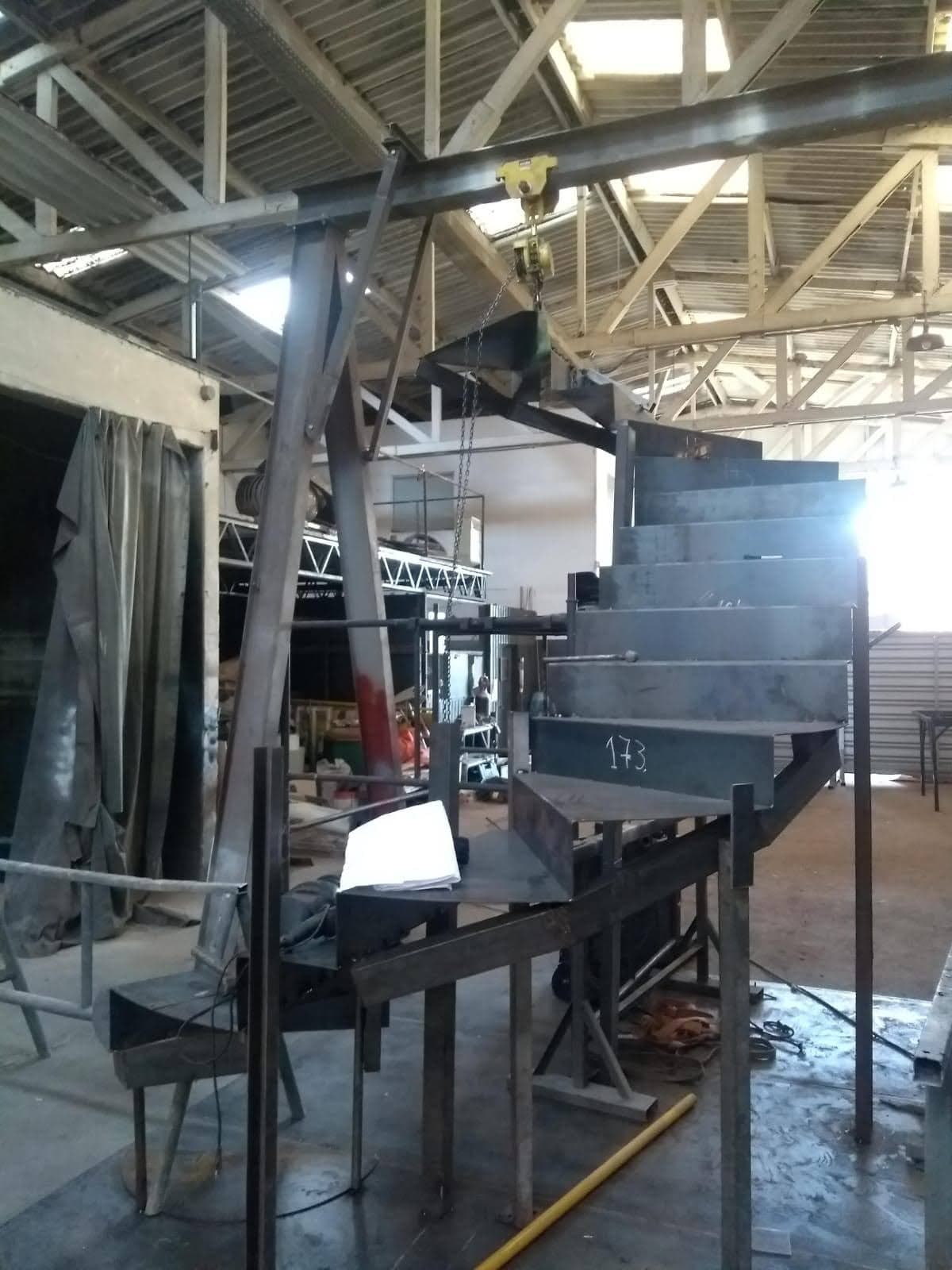 Escada Caracol Metálica Moderna - Acompanhamento Foto 7