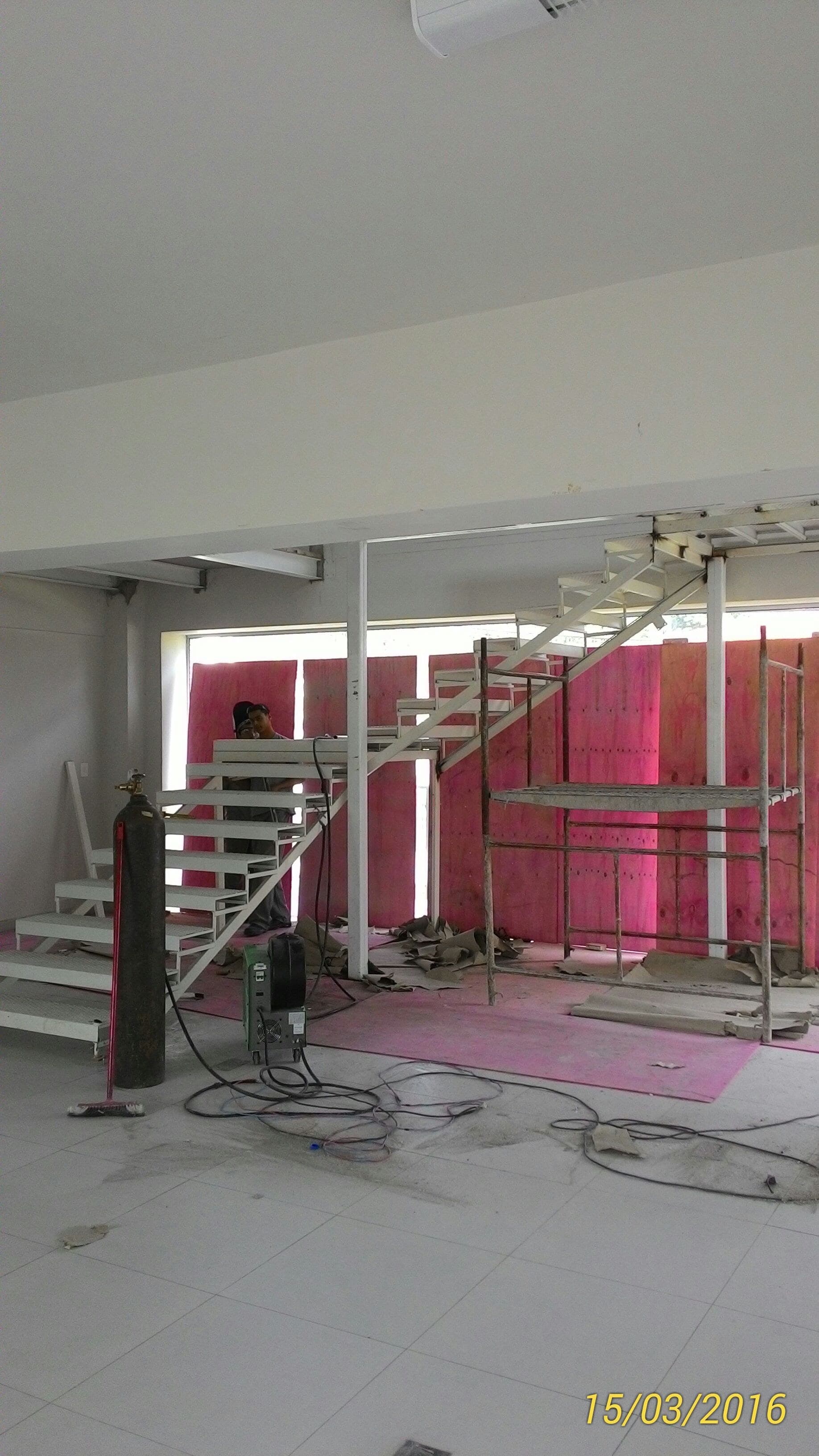 Estruturas e Escadas Metálicas Brancas