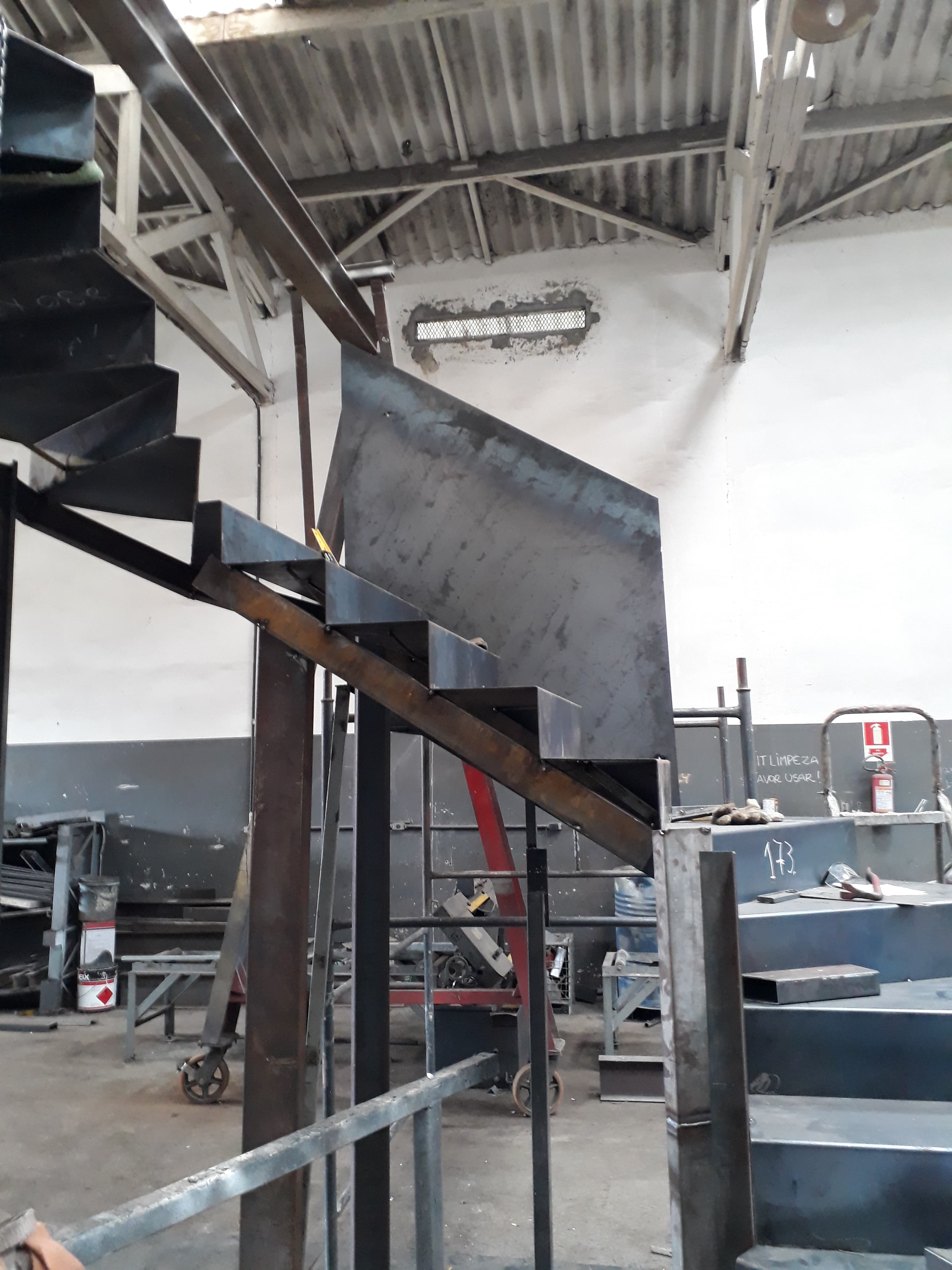 Escadas Metálicas Industriais NR-12 e AVCB - Acompanhamento Foto 8