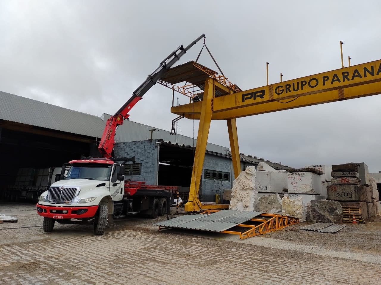 Instalação de Galpão Metálico Logístico com Caminhão Munck