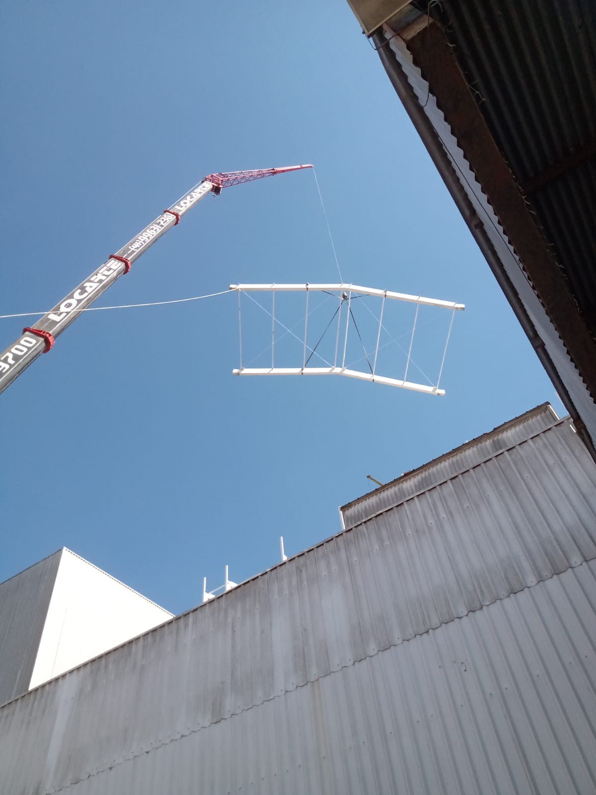 Montagem Pesada de Cobertura Metálica com Guindaste e Plataformas - Acompanhamento Foto 3