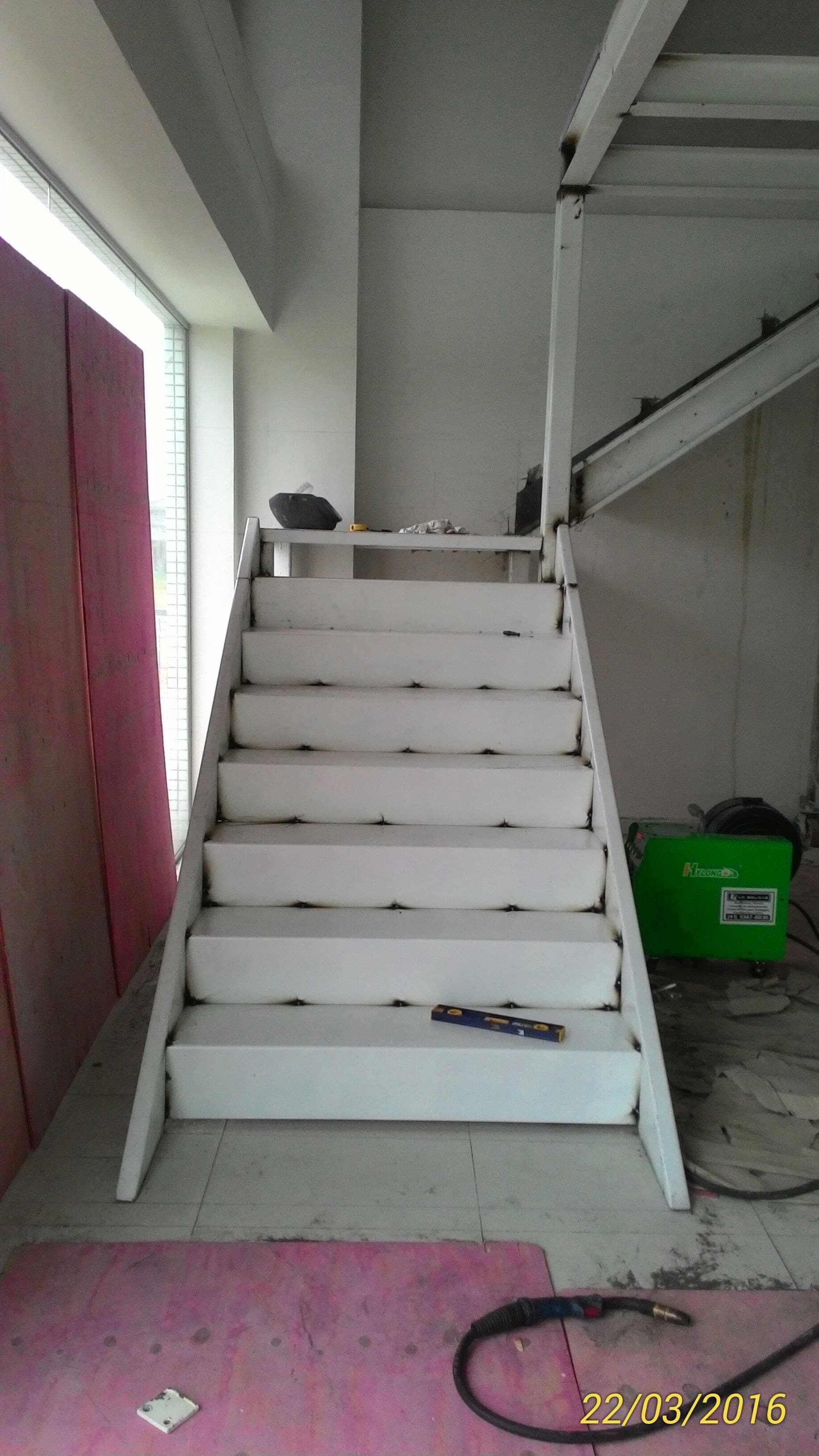 Estruturas e Escadas Metálicas Brancas - Acompanhamento Foto 2