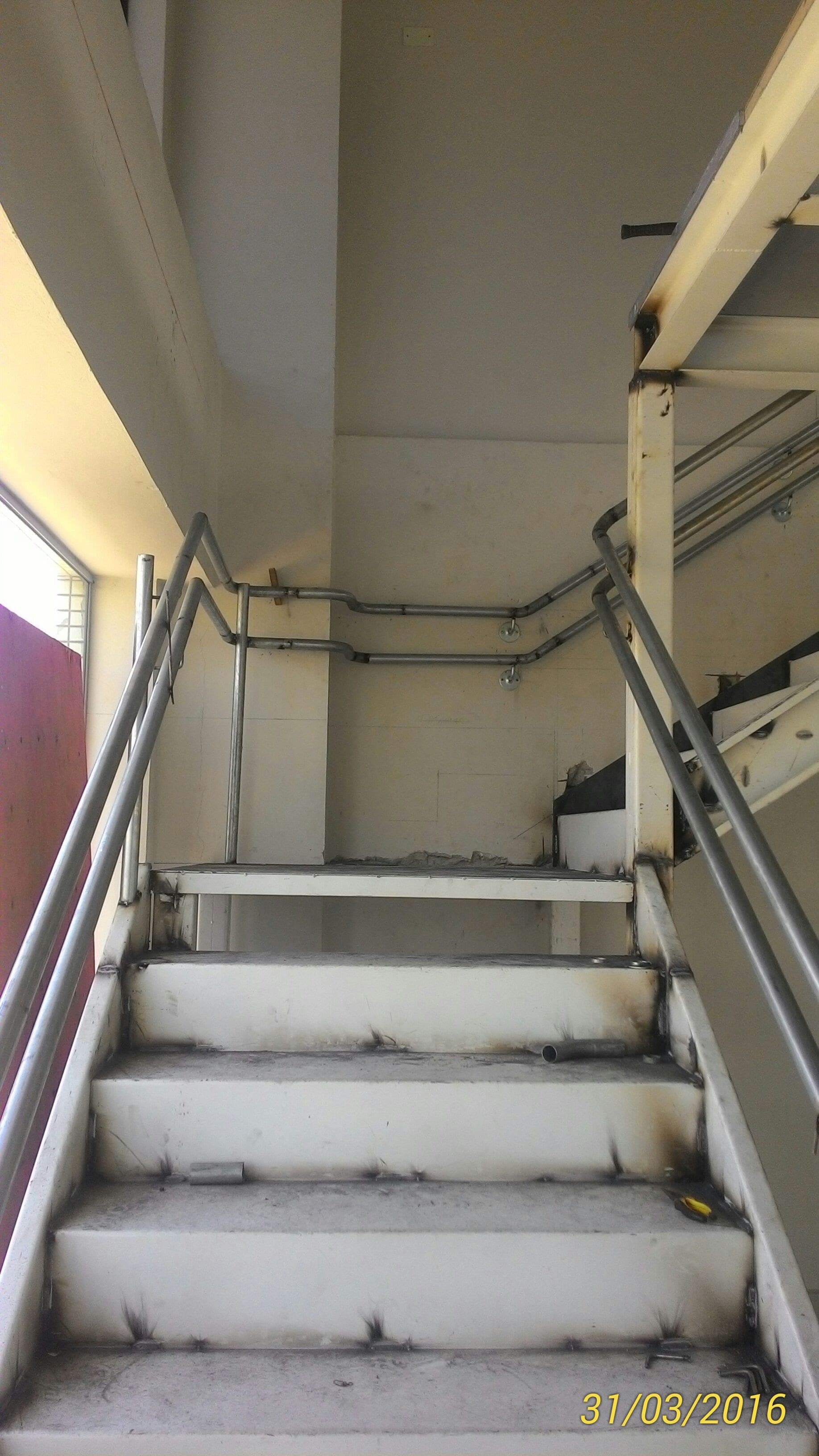 Estruturas e Escadas Metálicas Brancas - Acompanhamento Foto 3