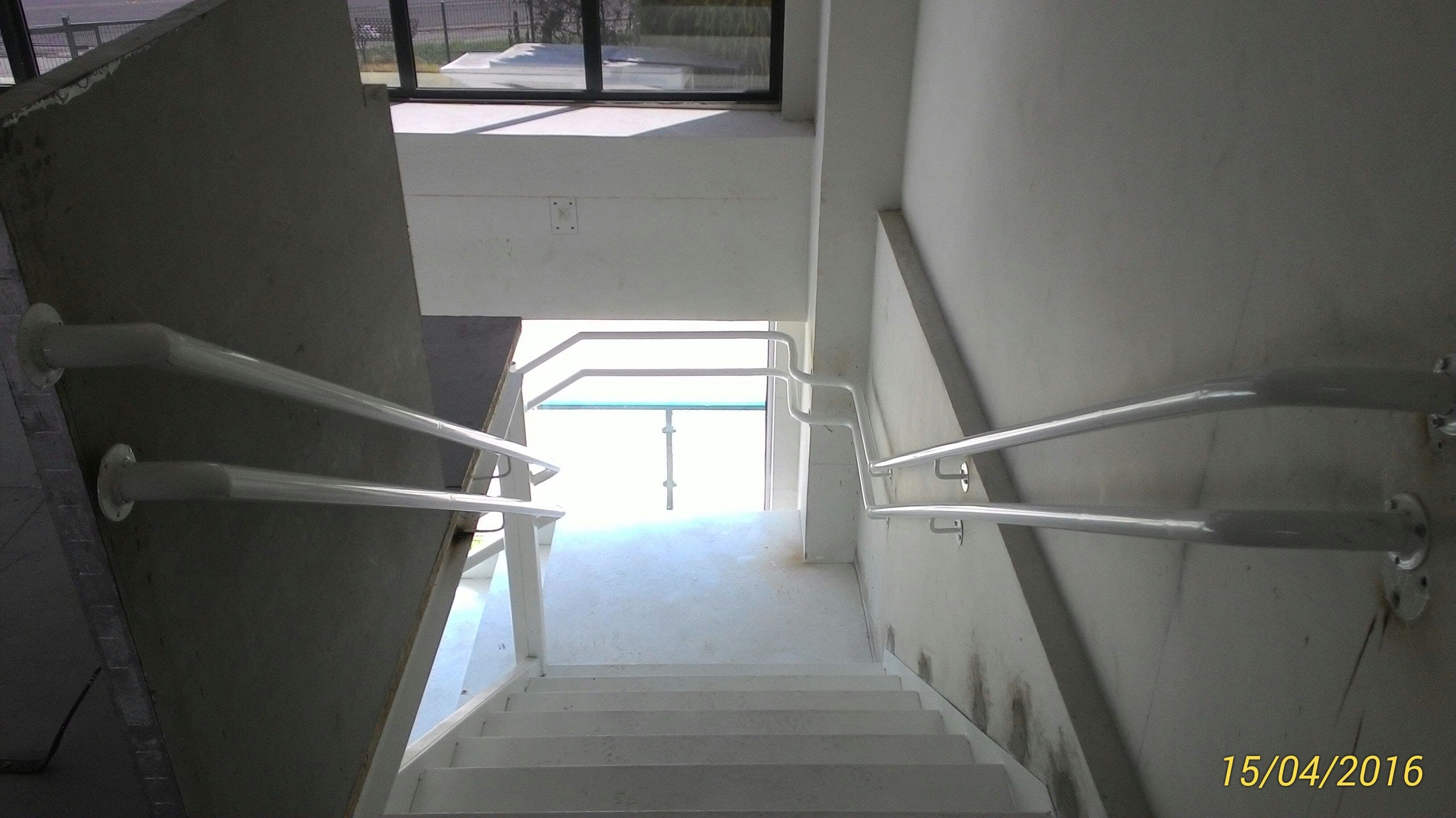 Estruturas e Escadas Metálicas Brancas - Acompanhamento Foto 4