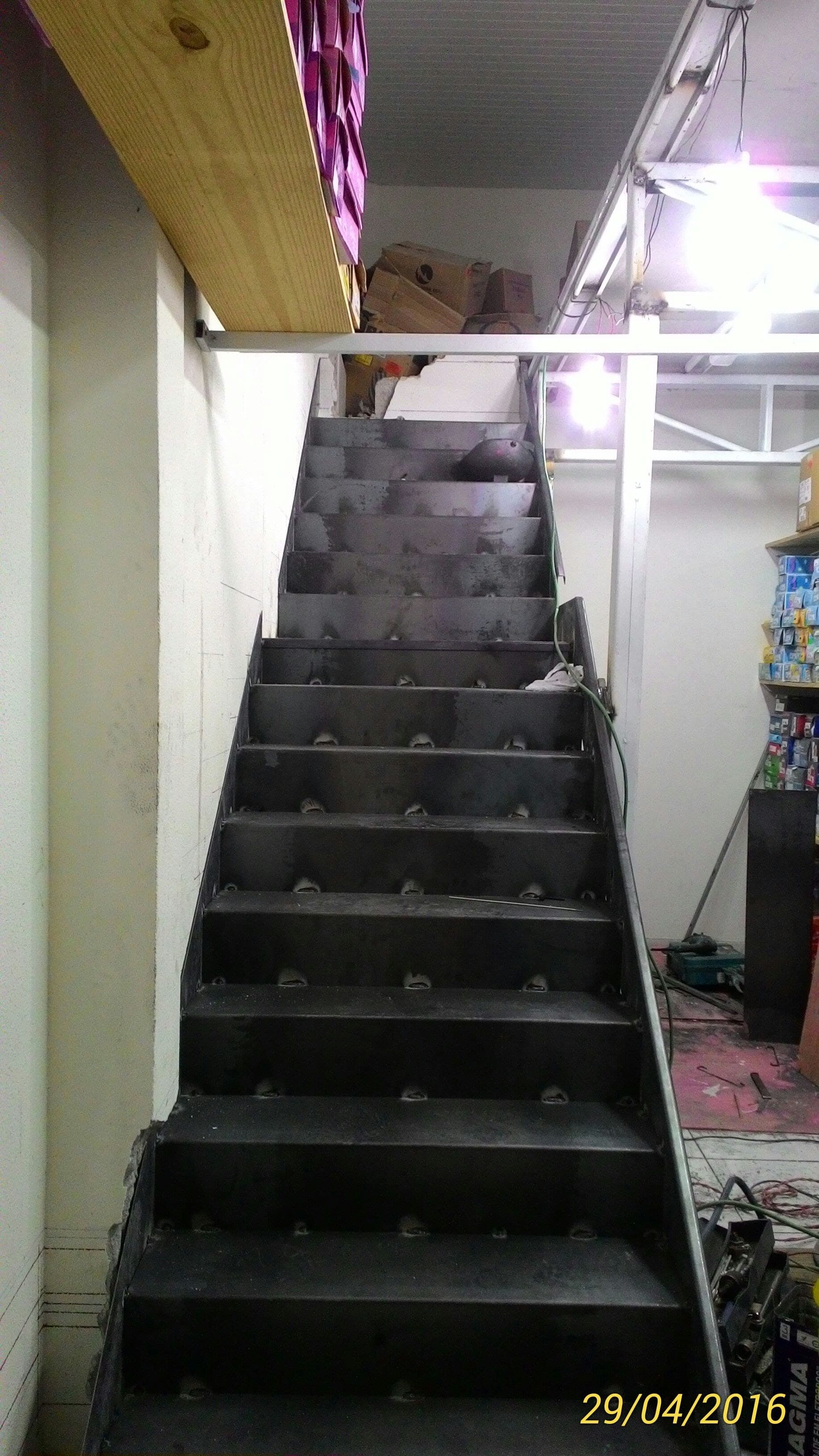 Estruturas e Escadas Metálicas Brancas - Acompanhamento Foto 8