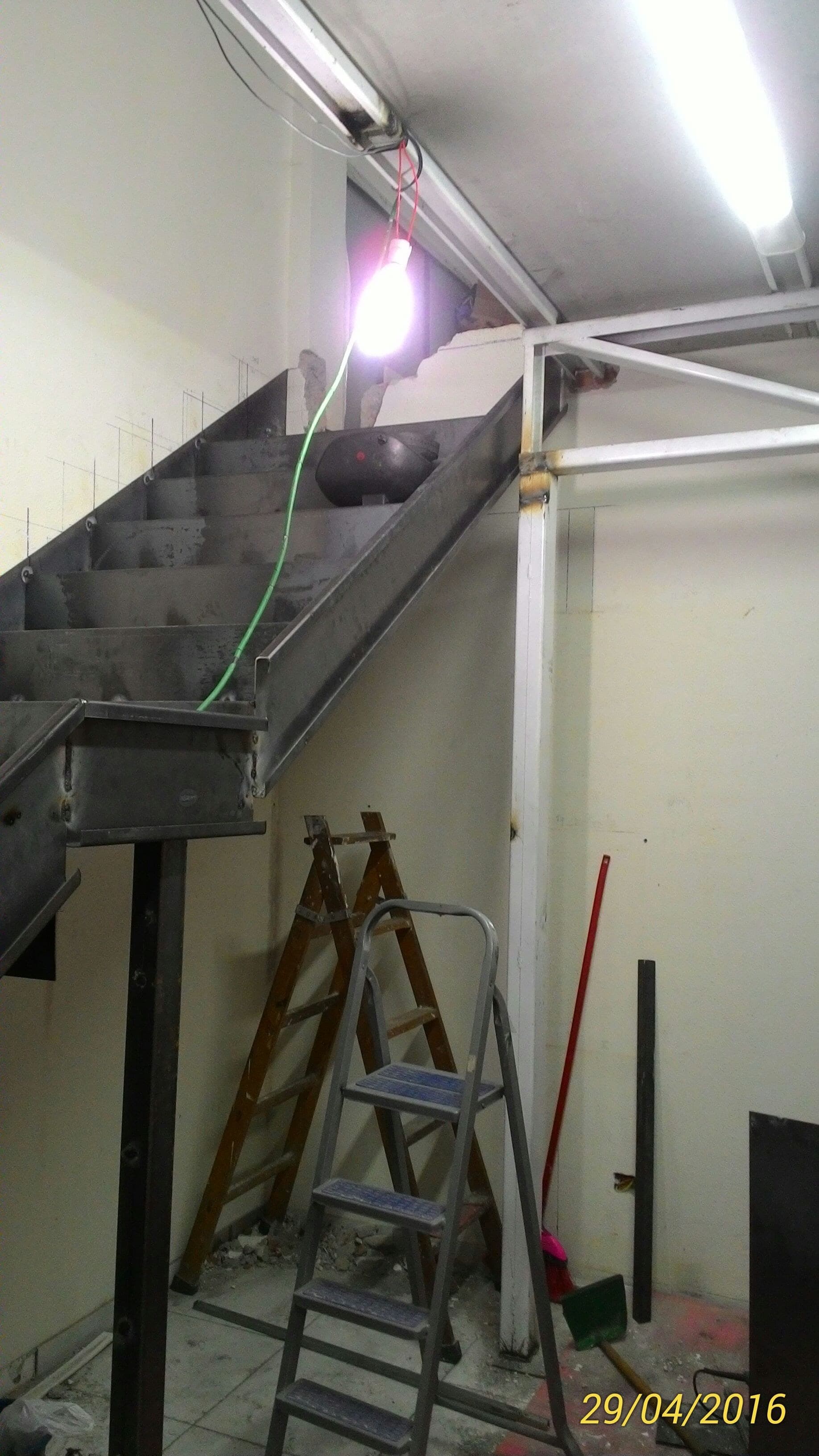 Estruturas e Escadas Metálicas Brancas - Acompanhamento Foto 9