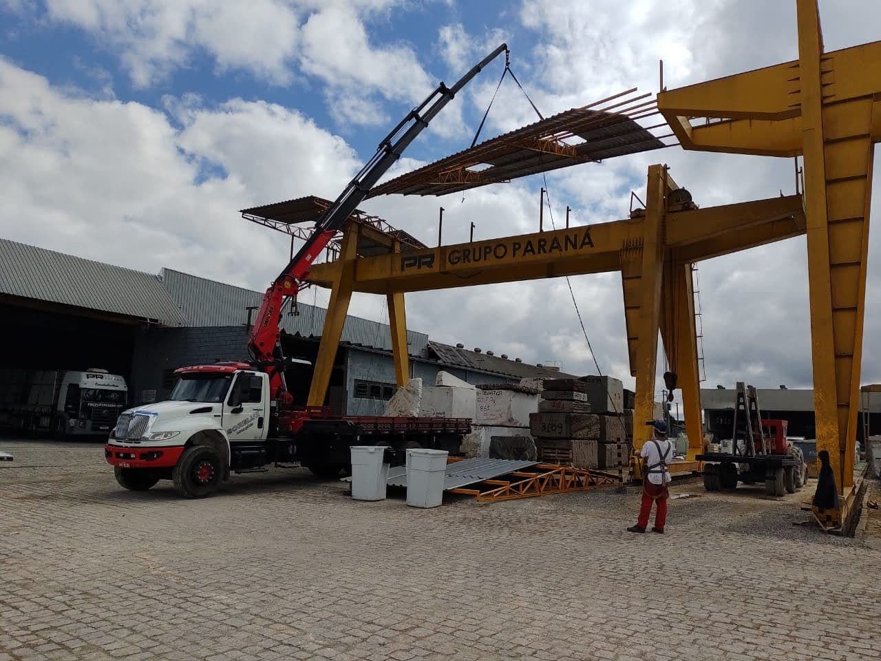 Instalação de Galpão Metálico Logístico com Caminhão Munck - Acompanhamento Foto 2