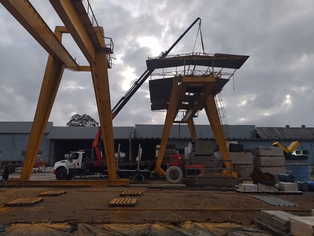 Instalação de Galpão Metálico Logístico com Caminhão Munck - Acompanhamento Foto 4
